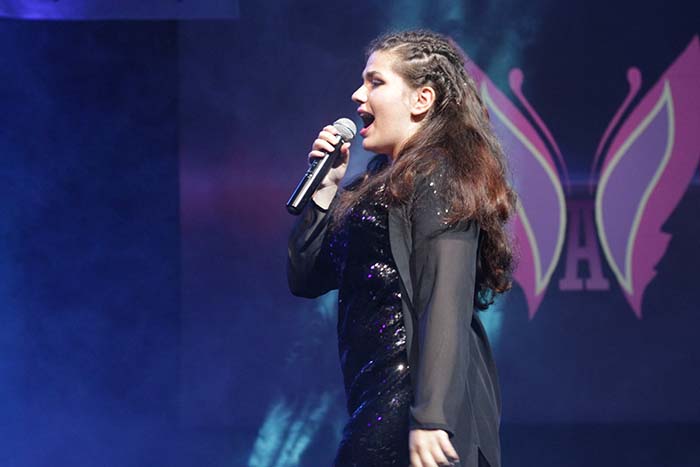  
Simona Ivanove awes the awdience with her Ailee cover. 
